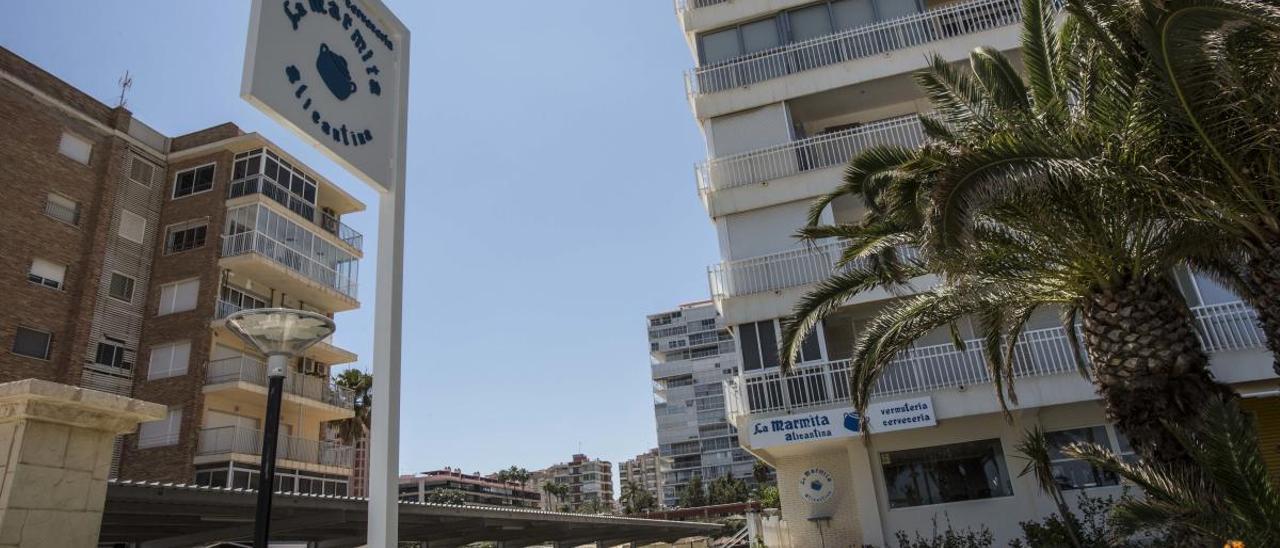 Imagen de la terraza del exrrepresentante municipal clausurada en la playa de San Juan.