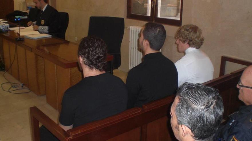 Los tres jóvenes británicos sospechosos, ayer durante el juicio celebrado en la Audiencia de Palma.