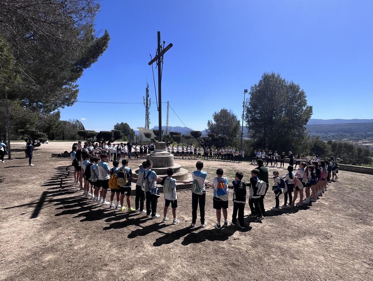 Alumnos del colegio La Concepción de Ontinyent en el Via Crucis.