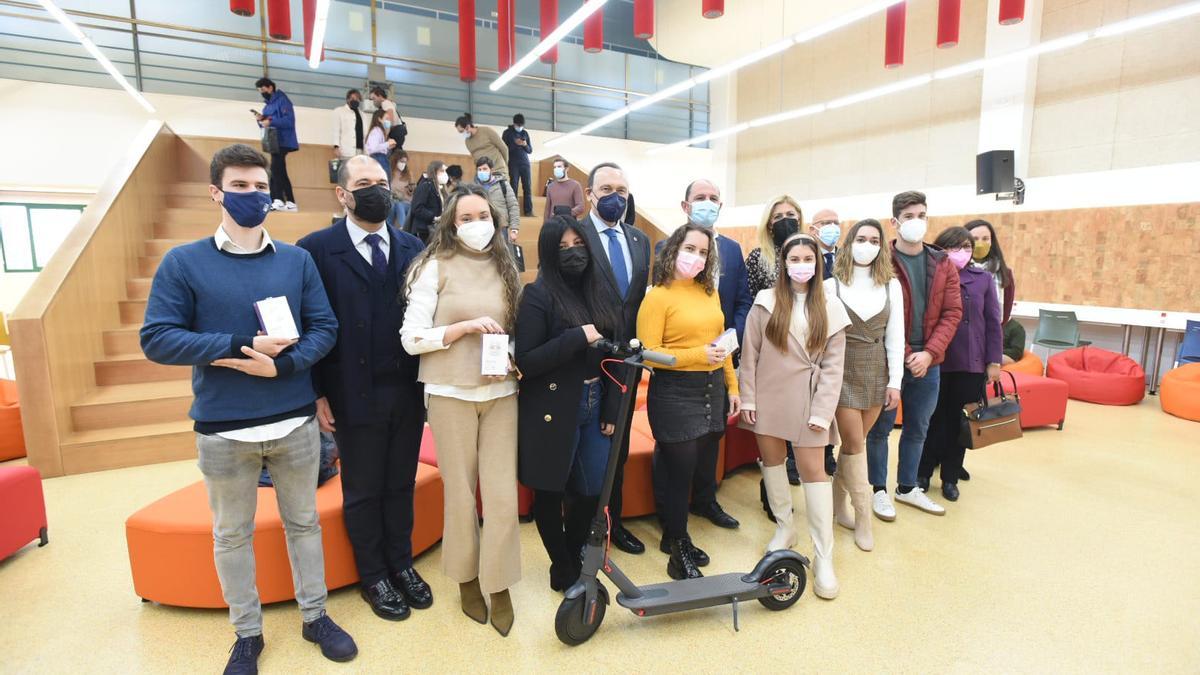 Foto de familia del rector de la UCO, acompañado de los ganadores de EmprendeUCO.