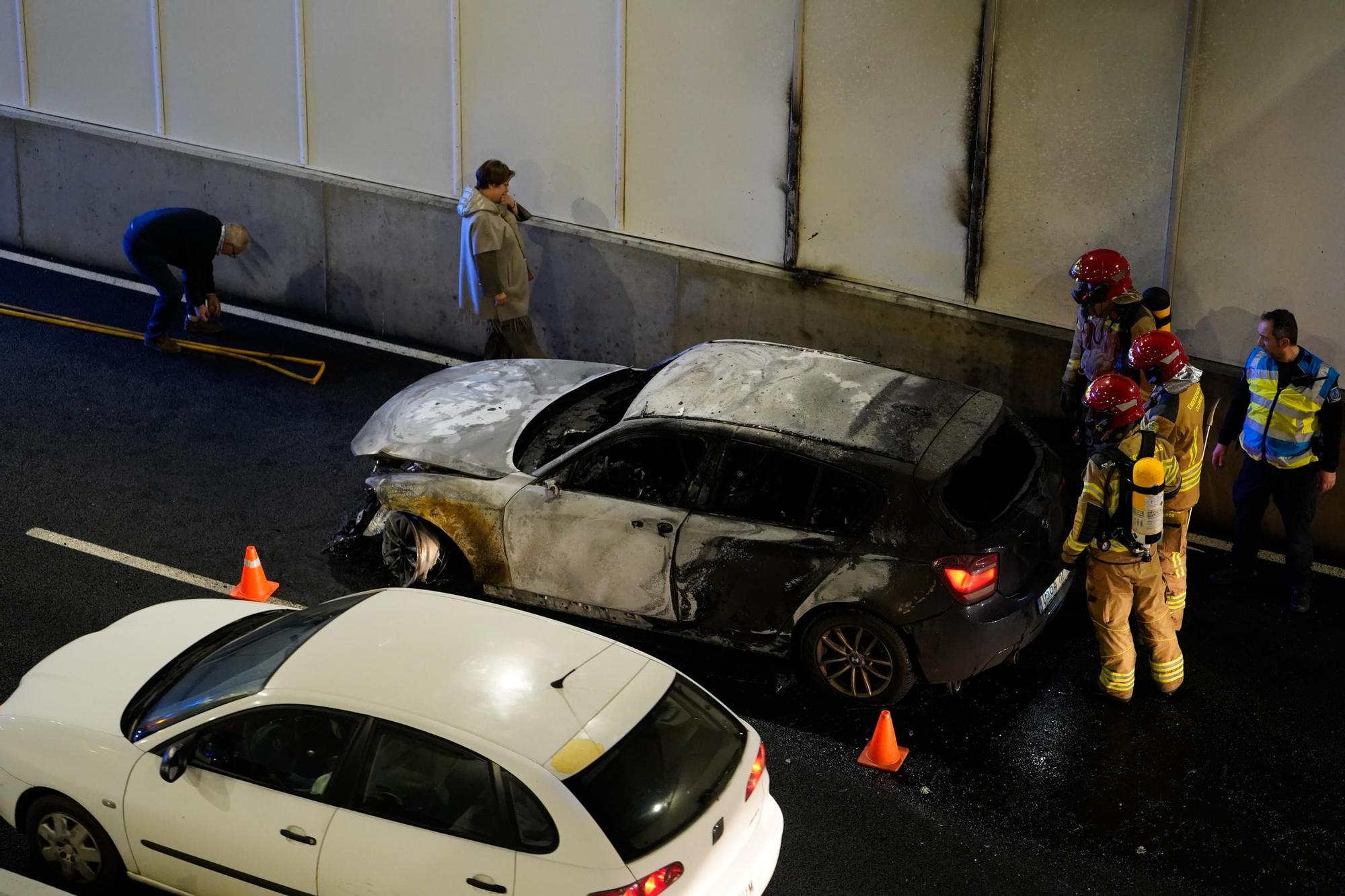 Retenciones al cortar al tráfico el túnel de Sol y Mar en Perillo por el incendio de un vehículo