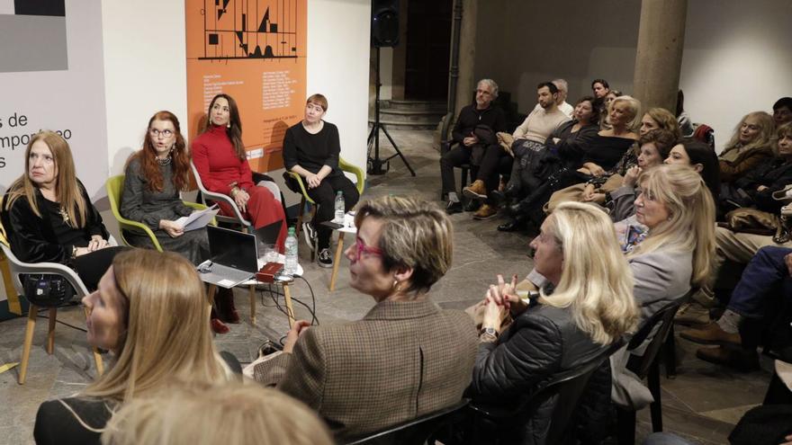 Por la izquierda, Sara Navarro, Candela Álvarez Soldevilla, Lorena Pérez-Jácome y Semíramis González, durante la jornada en el Palacio de Revillagigedo, en Gijón. | Juan Plaza