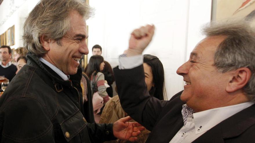 Caturla y Rus celebran en 2011 el premio del Gordo en el PP de Manises.