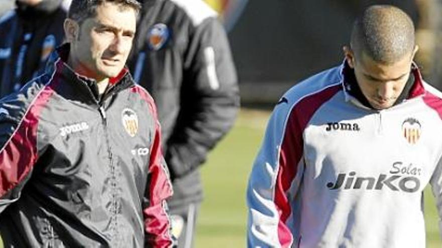 Feghouli y Valverde en un entrenamiento.
