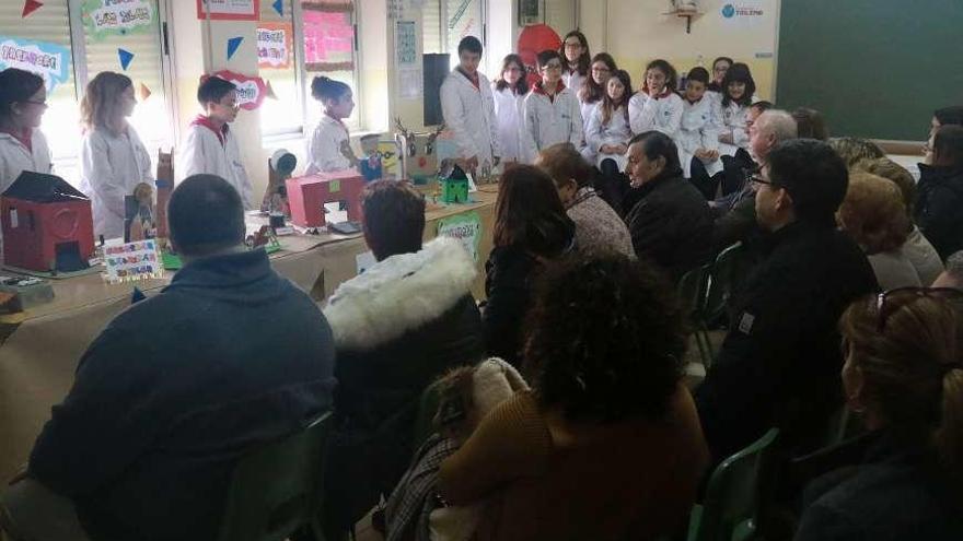 Padres de un centro zamorano visitan el aula de sus hijos.