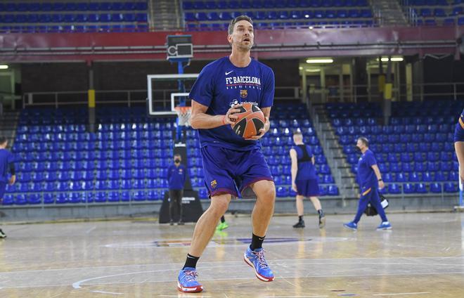 Pau Gasol hizo su primer entrenamiento como nuevo jugador del FC Barcelona en el  pabellón de la Ciutat Esportiva Joan Gamper.