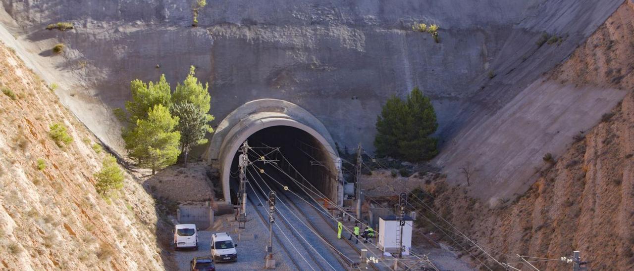 Operarios de Adif trabajando para la reapertura del túnel tras inundarse en la DANA de 2019. | PERALES IBORRA