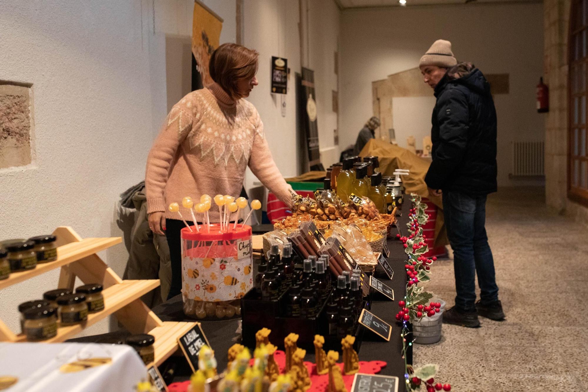 Mercado solidario de la Cofradía Virgen de la Concha en el Colegio Universitario de Zamora