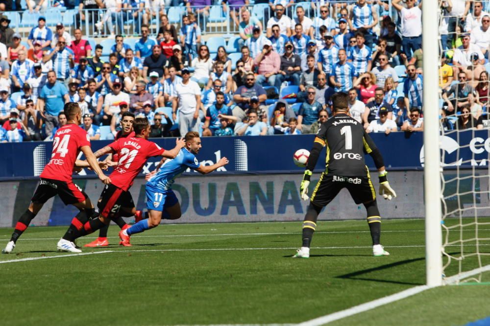 Un tanto de Leo Suárez a cinco minutos del final le da la victoria y los tres puntos al RCD Mallorca en su visita a La Rosaleda, en un duelo de aspirantes al ascenso a Primera División que comenzaban la jornada empatados a puntos.