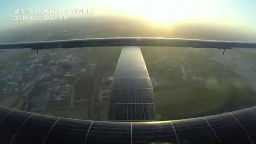 El avión solar Impulse II completa la vuelta al mundo