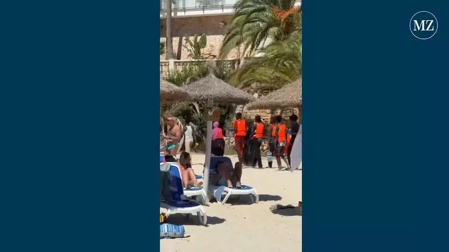 Inmitten sich sonnender Mallorca-Urlauber: Polizei greift Migranten am Strand von Santanyí auf