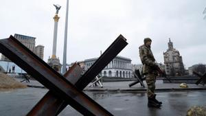 Un miembro de las Fuerzas de Defensa Territorial ucranianas vigila un puesto de control, mientras continúa la invasión rusa sobre el país, este 3 de marzo de 2022 en la Plaza de la Independencia de Kiev.