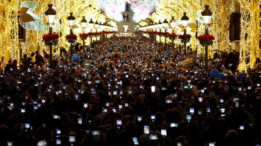 Miles de personas inundaron el pasado año la calle Larios y sus aledaños para asistir al encendido de las luces de Navidad.