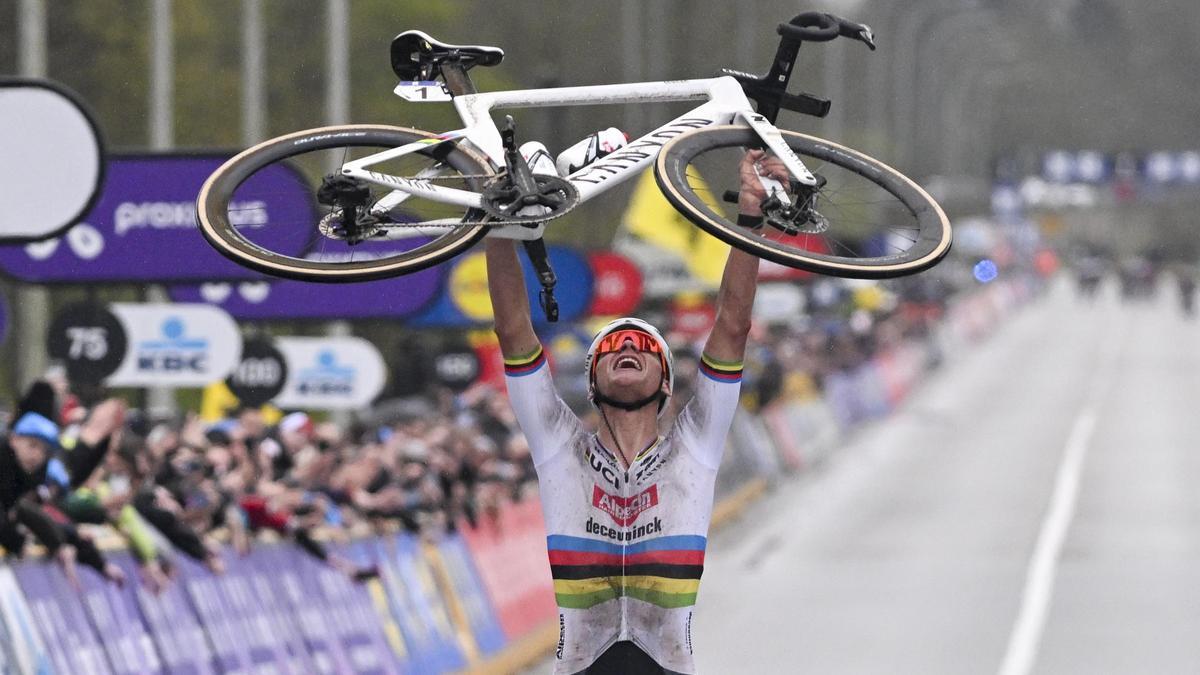 Mathieu van der Poel celebra su victoria en el Tour de Flandes.