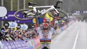 Mathieu van der Poel celebra su victoria en el Tour de Flandes.