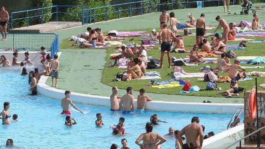 Gente en piscinas en Ourense para combatir el calor.