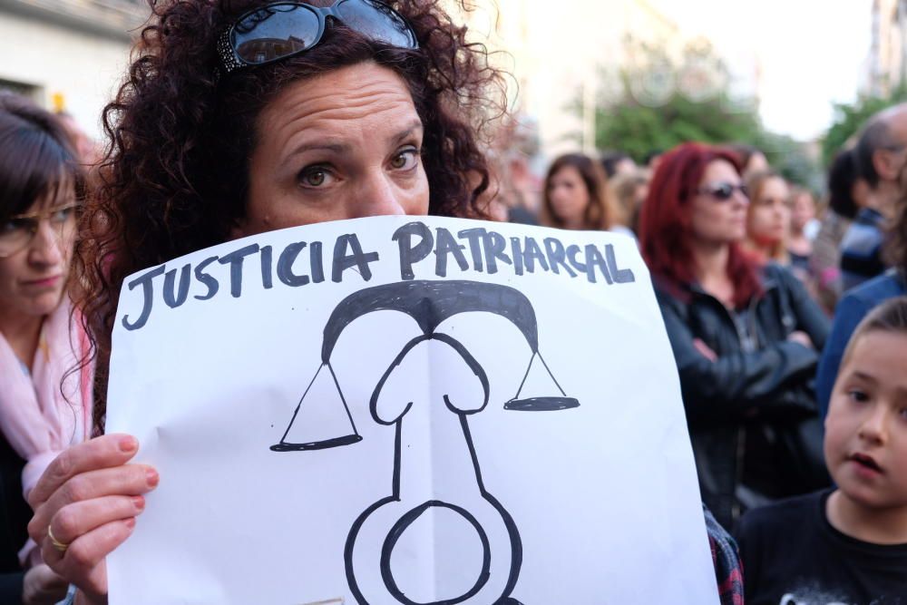 Cientos de mujeres se han manifestado en Elda