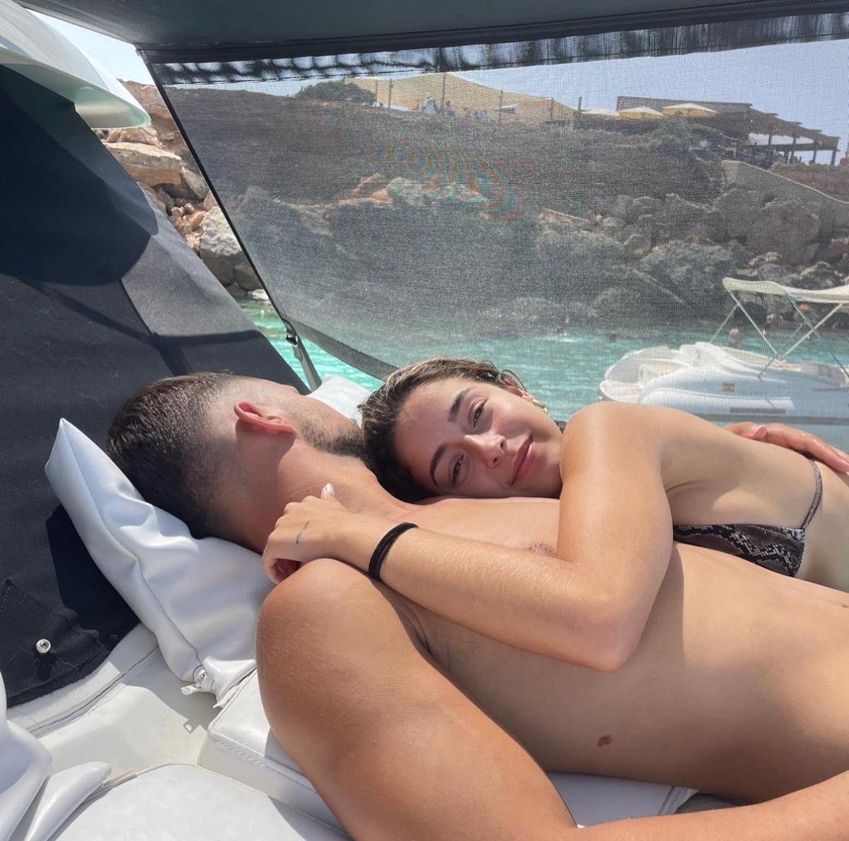 Las imágenes más románticas de Álex Palau y Ainhoa, la pareja de Ibiza que va a la Isla de las tentaciones