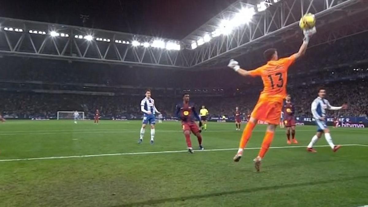 Joan Garcia detuvo así el remate de Pere Milla