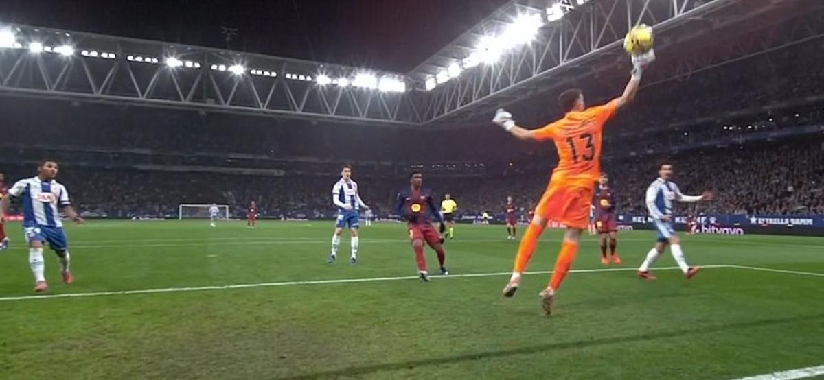 Joan Garcia detuvo así el remate de Pere Milla