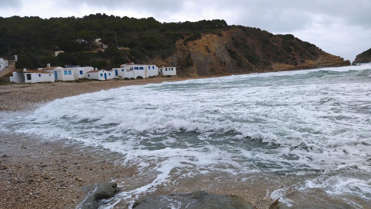 El mar rompe en la cala de la Barraca