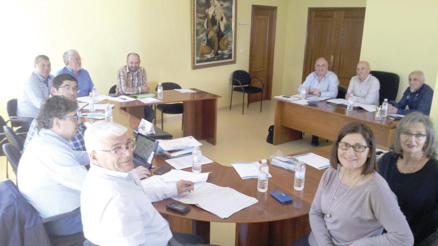El comité ejecutivo de la Federación Galega de Confrarías durante la reunión celebrada ayer, en Bueu. // David García