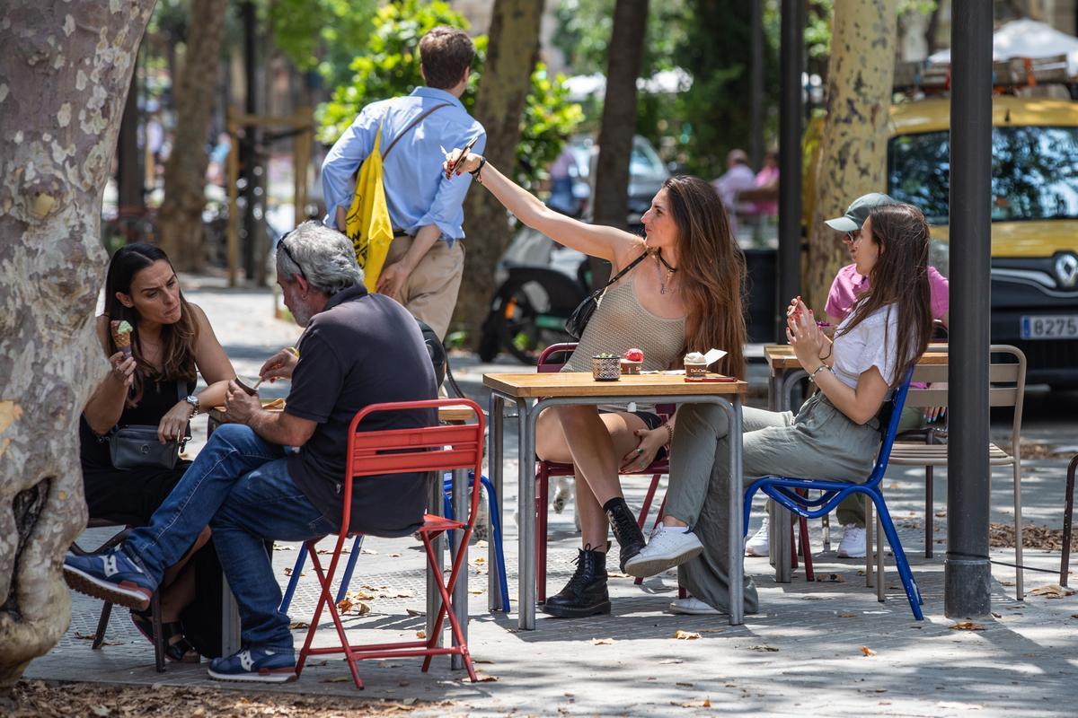 Les terrasses invisibles d’Enric Granados: «Grups de 20 o 30 persones» prenent cafè i gelat a mitjanit