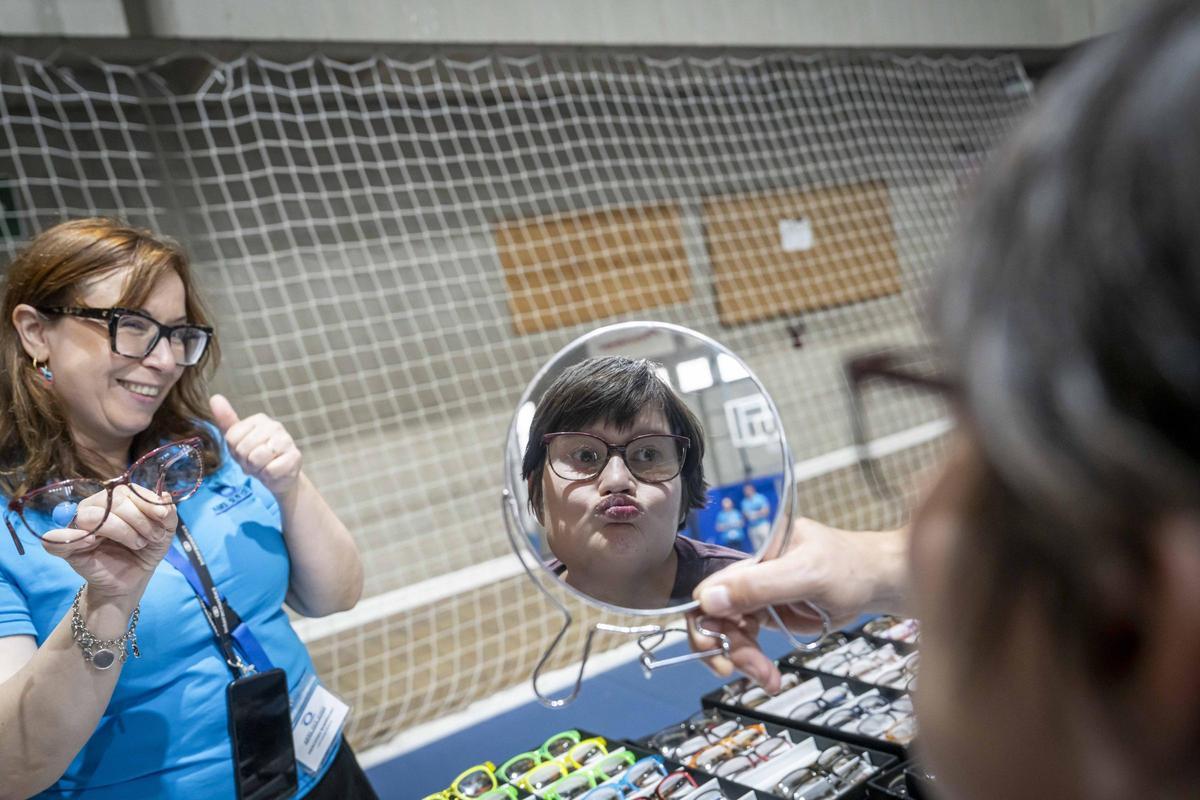 Sant Adrià ofrece revisiones gratuitas de vista y oído a más de 600 personas vulnerables