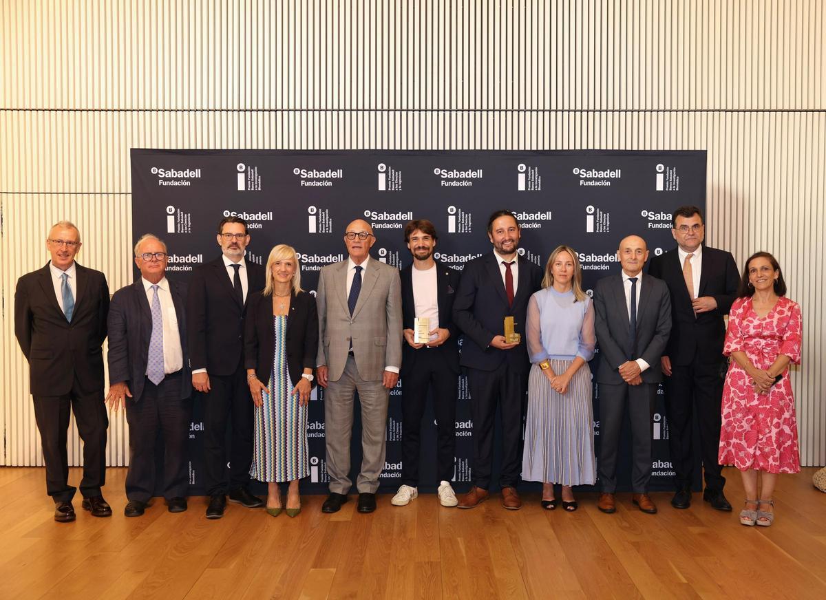 El presidente del Banco y la Fundación Sabadell, Josep Oliu, con la directora, Sonia Mulero, posan junto a la delegada de la Generalitat, Pilar Díaz, los premiados y los miembros del jurado