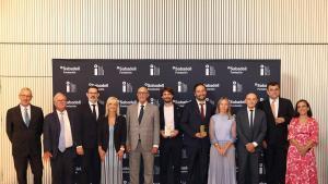 El presidente del Banco y la Fundación Sabadell, Josep Oliu, con la directora, Sonia Mulero, posan junto a la delegada de la Generalitat, Pilar Díaz, los premiados y los miembros del jurado