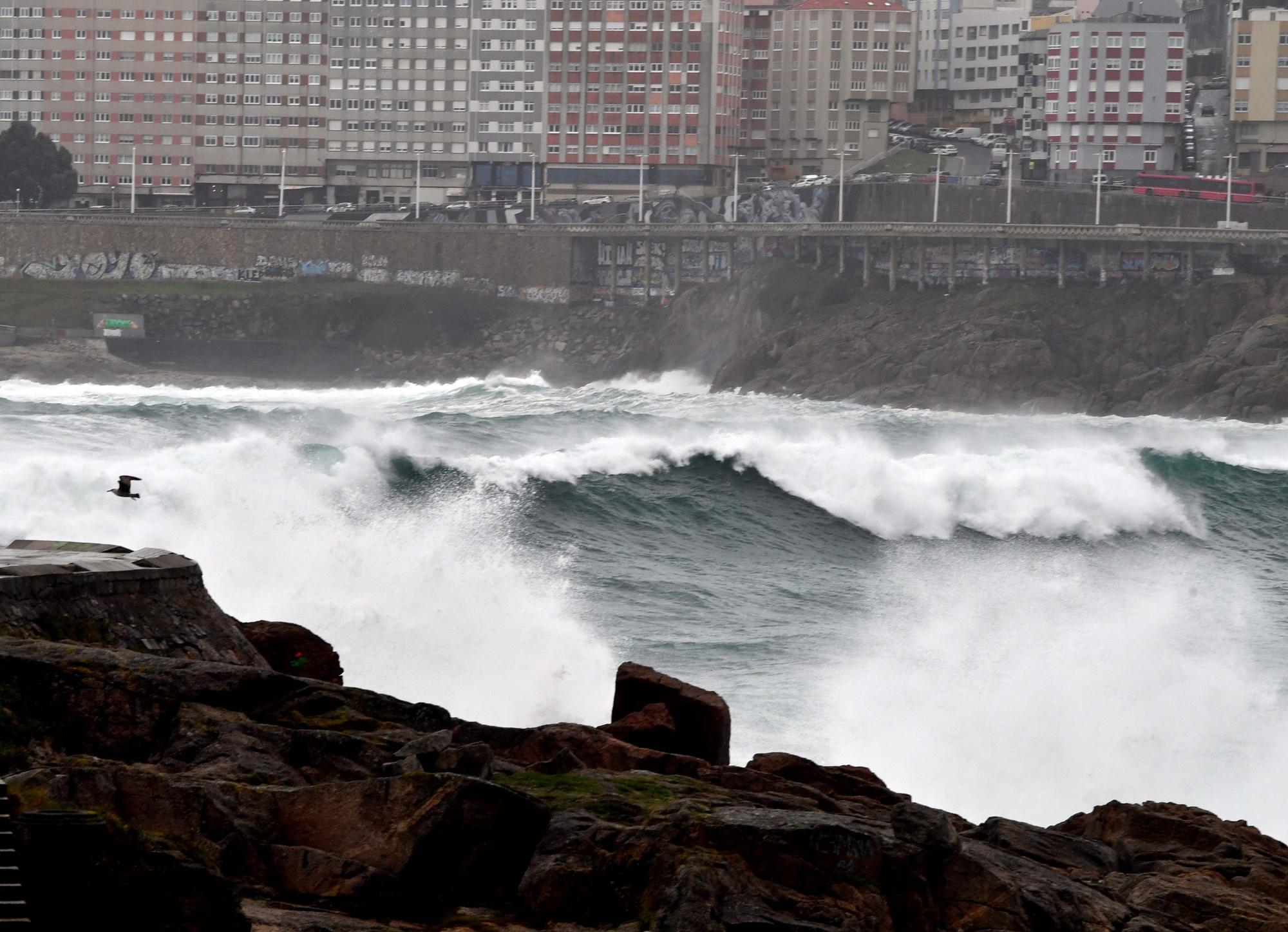 A Coruña se prepara para la alerta roja por olas de más de 8 metros