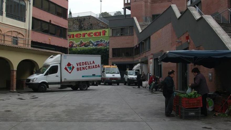 La plaça del Mercat, amb l&#039;edifici del Puigmercadal a la dreta