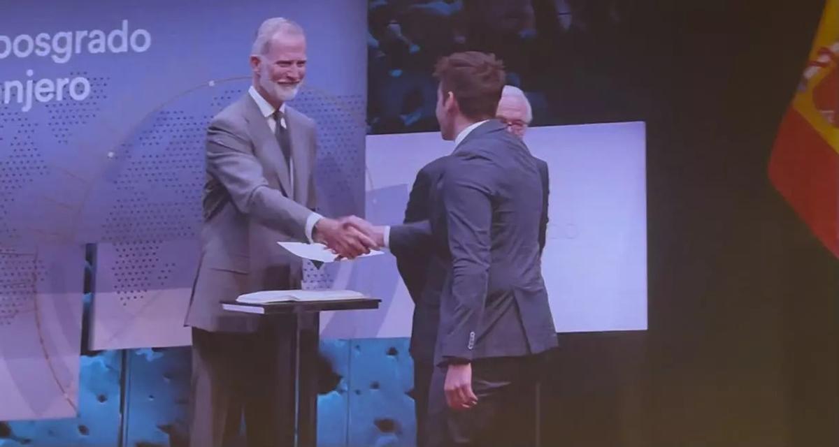 El momento de entrega de la beca de manos de Felipe VI