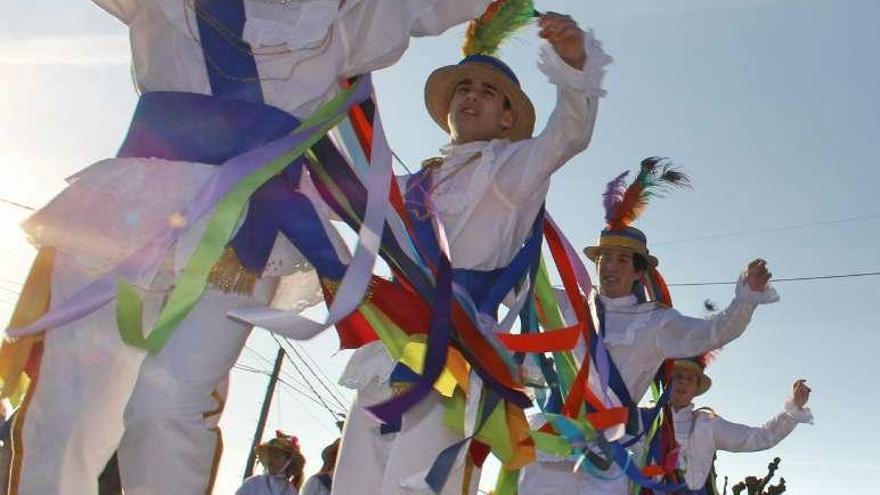 Un grupo de Galáns de Meira danzan en una edición anterior. // S.A.