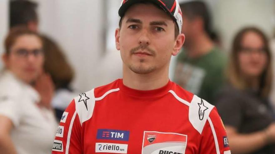 Jorge Lorenzo en el box de Ducati, ayer.