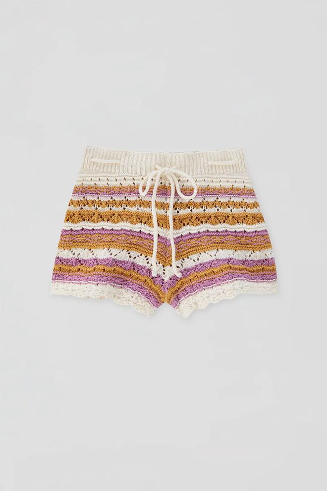 Pantalón corto de crochet y rayas de colores de Pull &amp; Bear