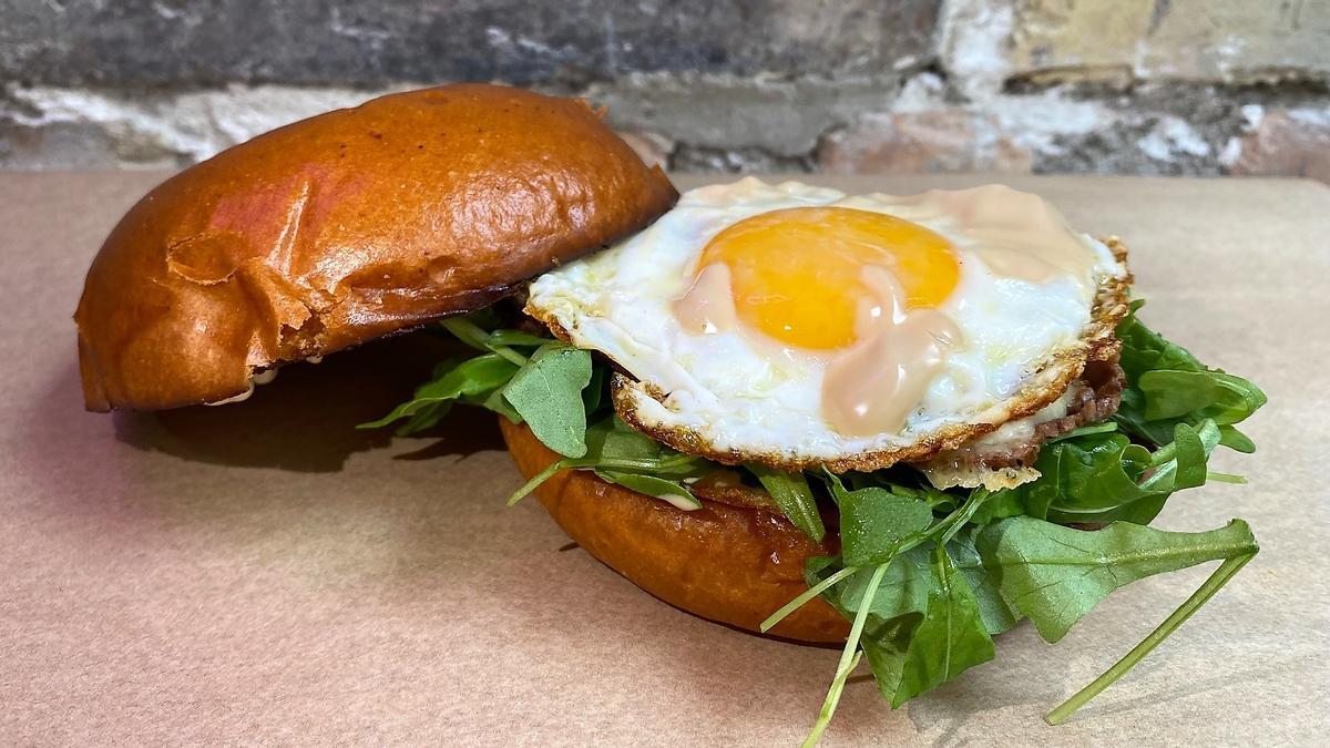 Bocadillo de huevo frito con rosbif de The Egg Lab Street.