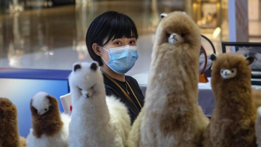 Una mujer con mascarilla en una tienda de juguetes en Guangzhou (China).