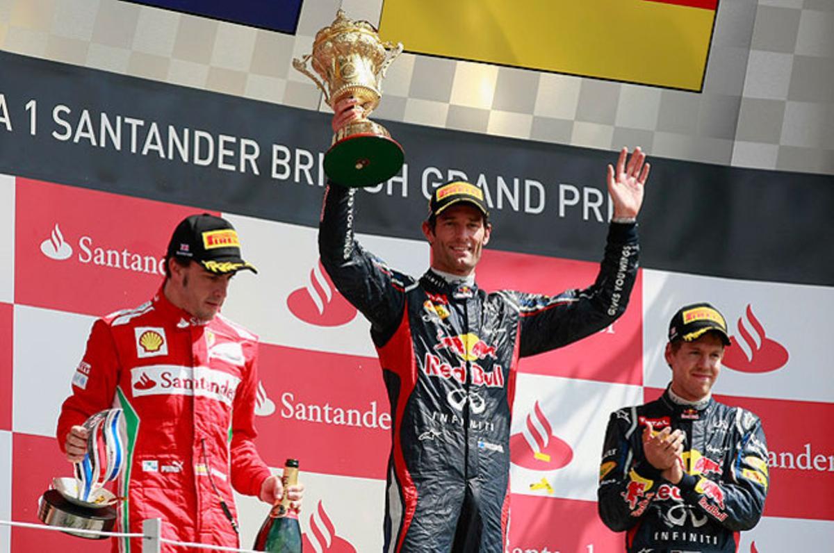 El pilot alemany Mark Webber (centre) celebra el seu triomf al GP d’Anglaterra de F-1, amb Fernando Alonso (esquerra) i Sebastian Vettel, al circuit de Silverstone.