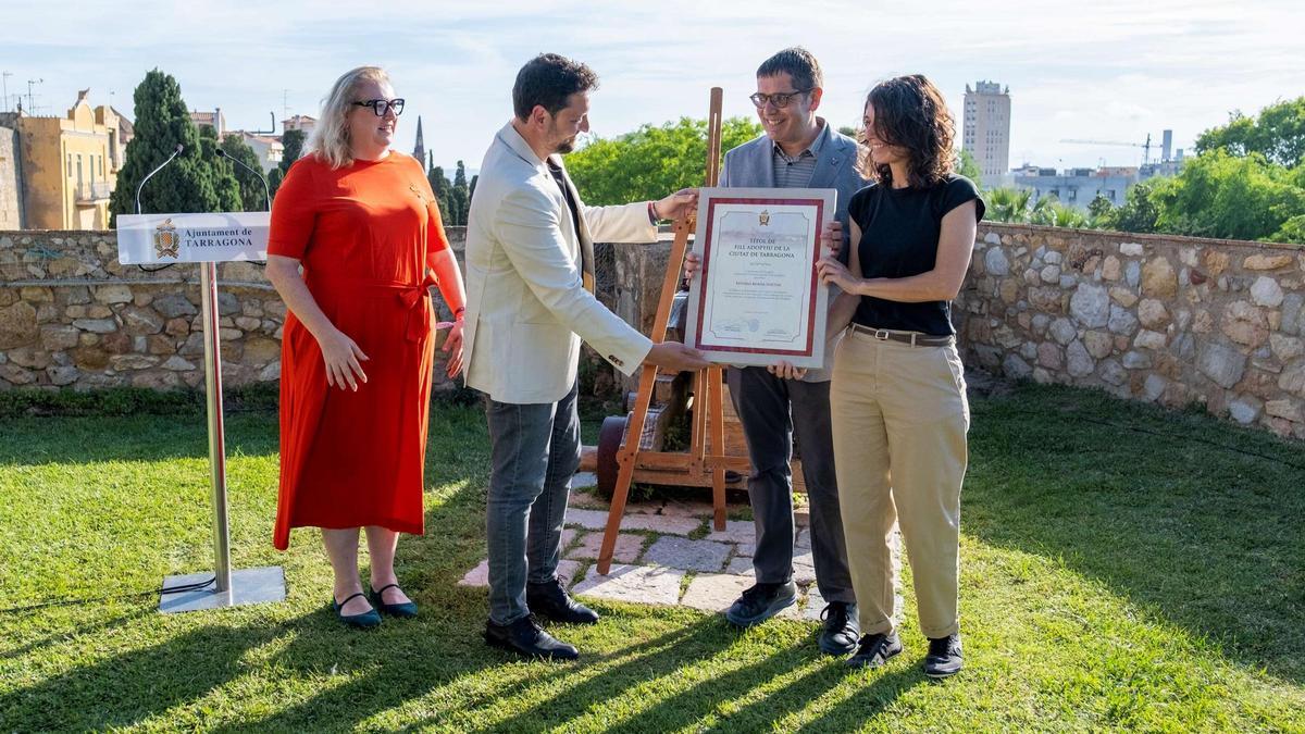 Acto de entrega, por parte del alcalde de Tarragona, Rubén Viñuales, del título de hijo adoptivo de Tarragona a Eduard Boada, a su familia.