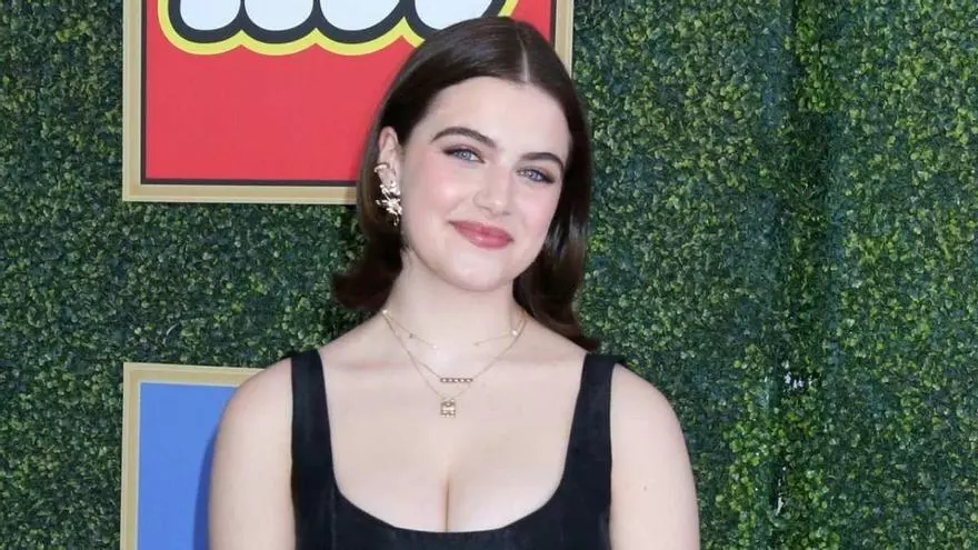 Ella Bright ('Off Campus') cuenta un detalle icónico de su infancia: obsesionada con el llamado 'maquillaje de ducha'
