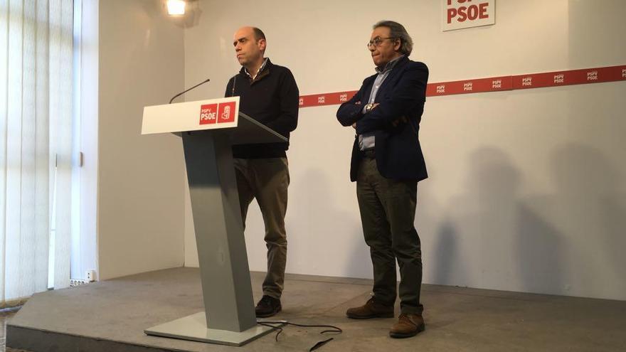 Gabriel Echávarri y Manolo Mata, en la sede del PSPV.