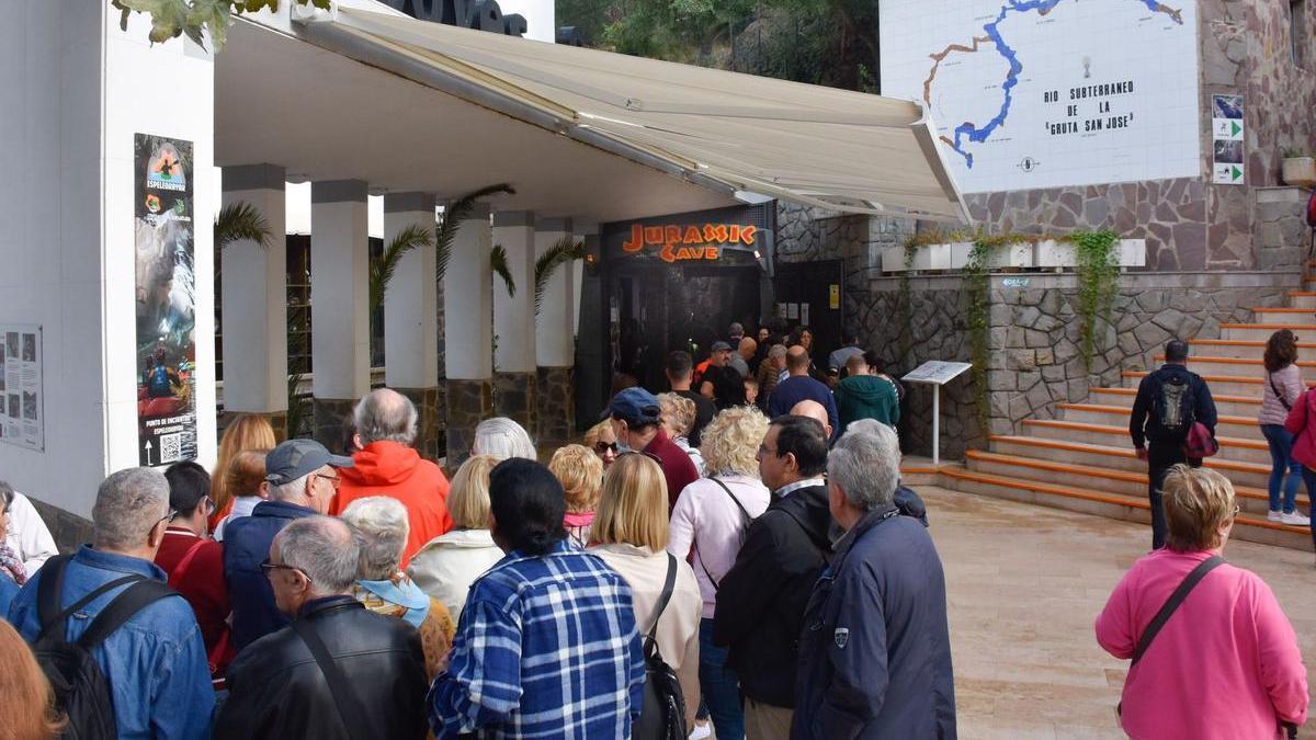 Cientos de personas han visitado ya el evento temático de Jurassic Cave.