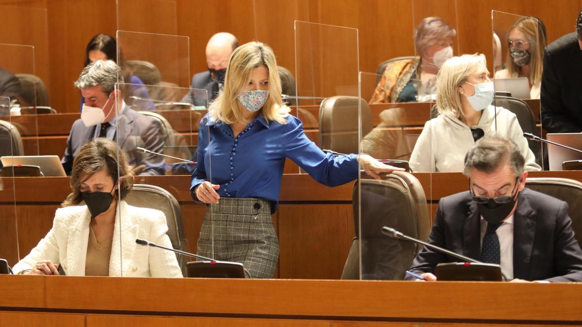 Mar Vaquero toma asiento en la bancada popular entre Marian Orós y Luis María Beamonte.