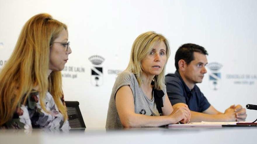 Karen Fernández, Paz Pérez y José Cuñarro, ayer, durante la intervención. // Bernabé/Javier Lalín