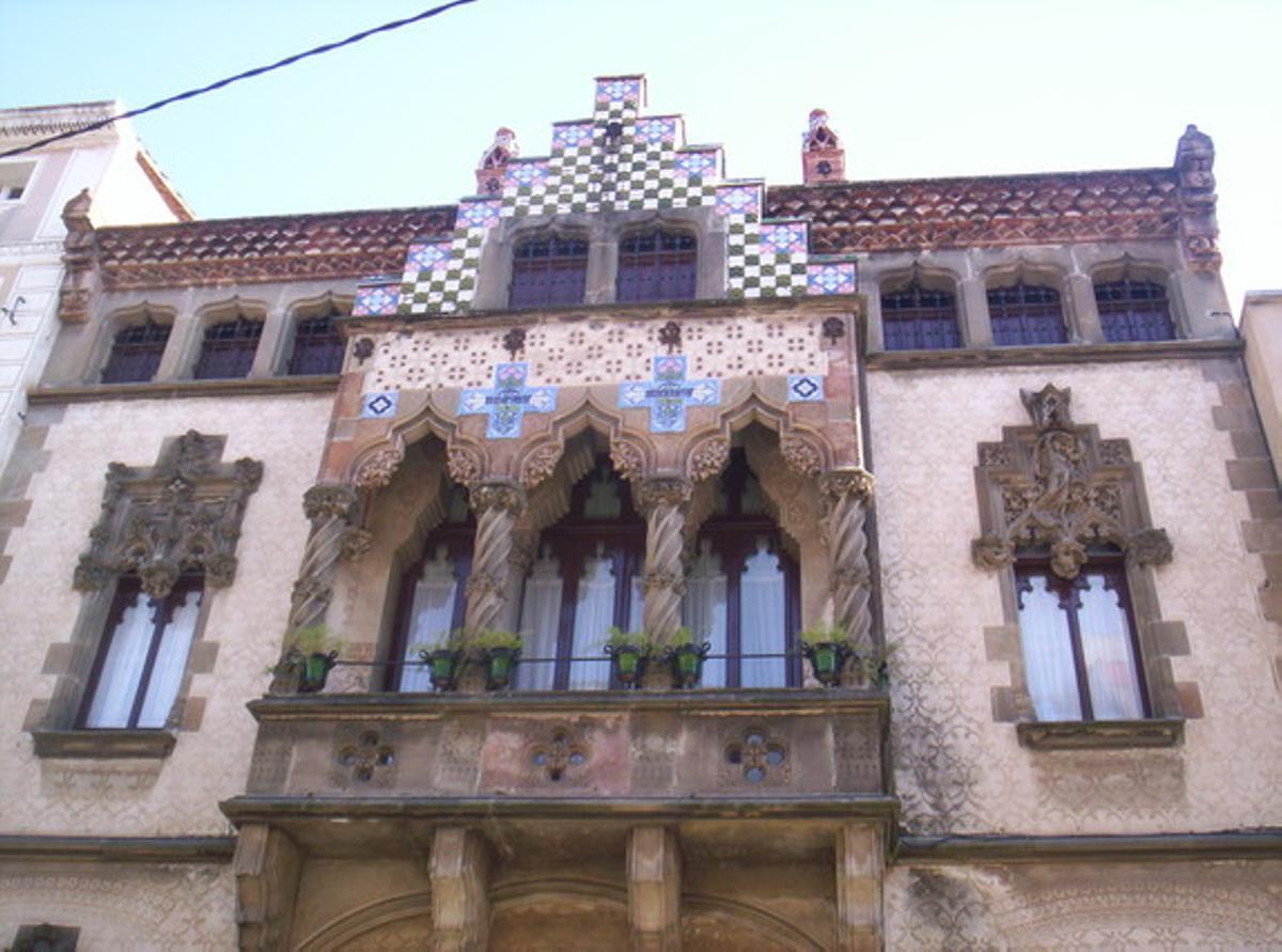 Façana de la Casa Coll i Regàs de Mataró, joia del modernisme de Mataró i obra de Puig i Cadafalch. 