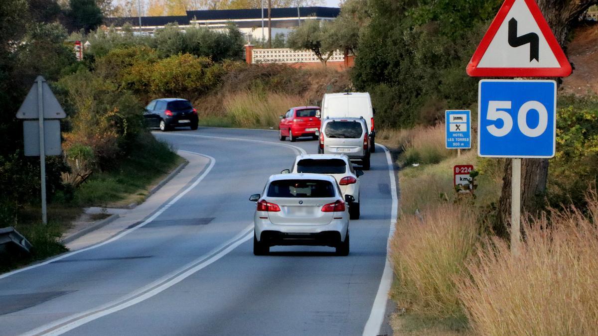 Vehicles circulant en un revolt de la B-224 entre Martorell i Sant Esteve Sesrovires