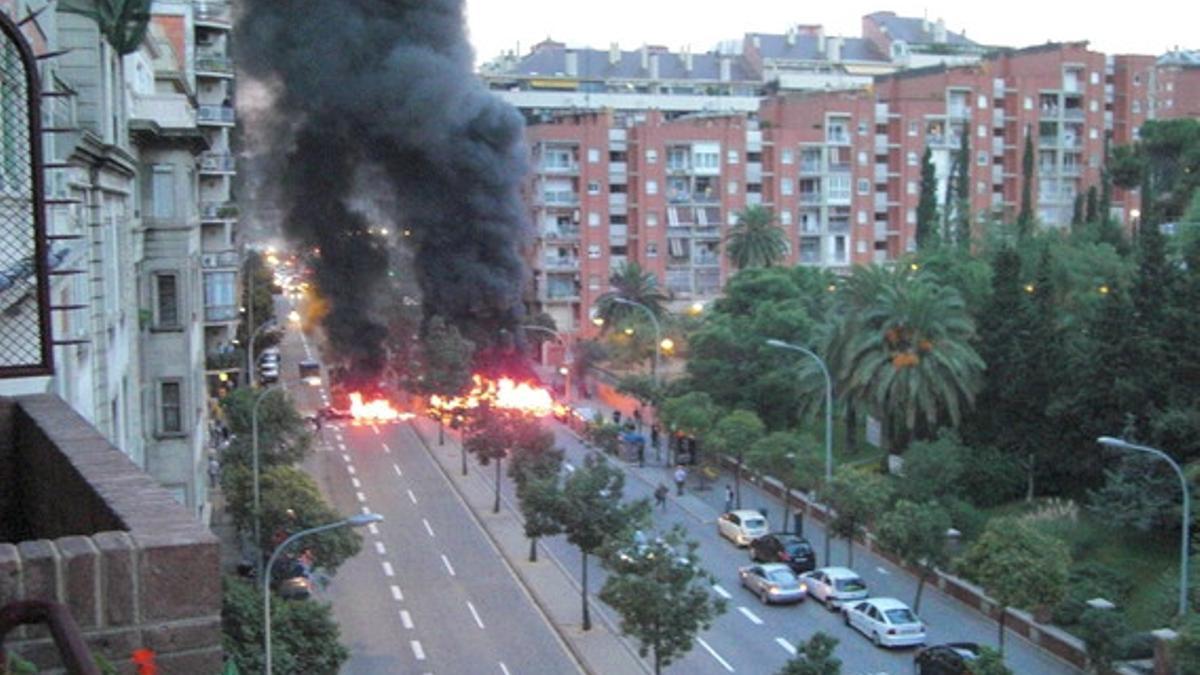 Barricada con fuego en Barcelona
