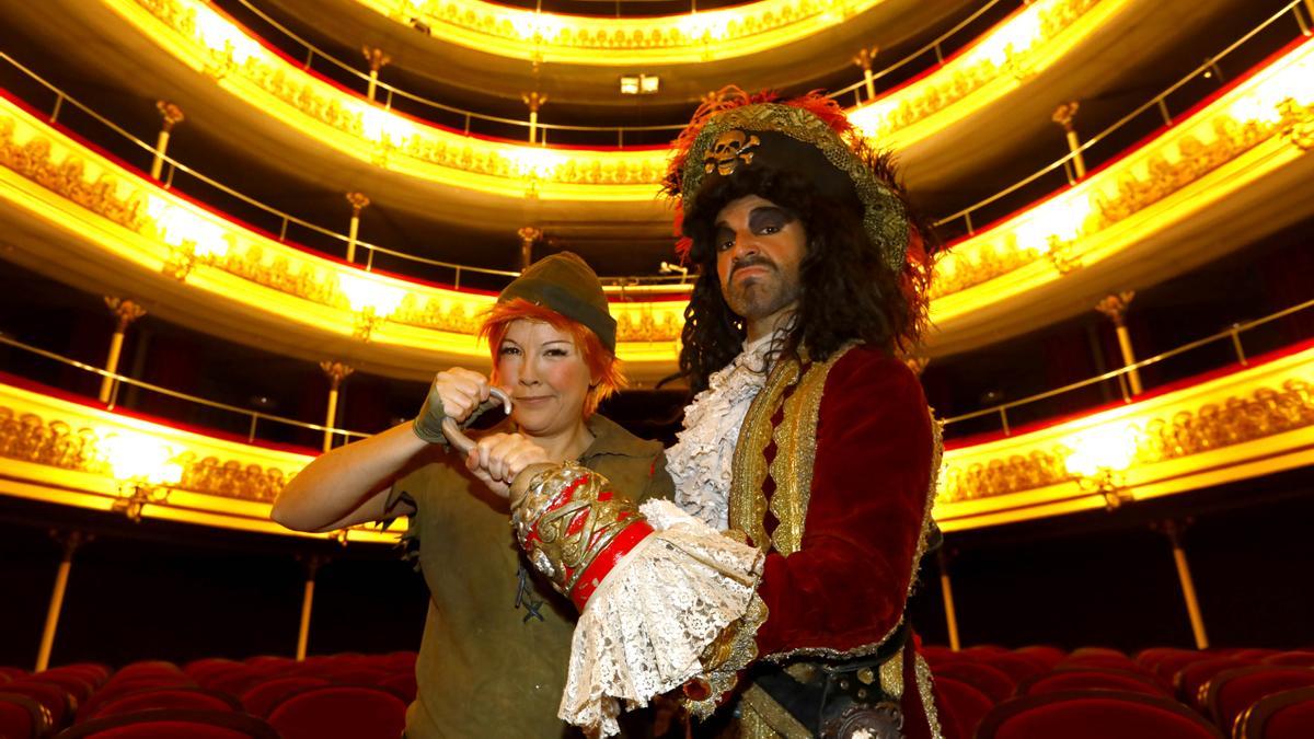 Silvia Villaú y Carlos Benito que protagonizan el musical, ayer, en el Teatro Principal de Zaragoza.