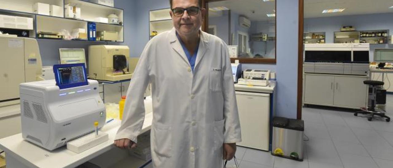 El doctor y farmacéutico Manuel Oliver en el laboratorio de análisis clínicos, de su mismo nombre, en la capital. | | ANDRÉS CRUZ